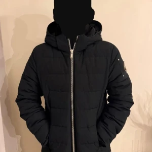 Mörkblå moose knuckles jacka - Snygg och varm vinterjacka från Moose Knuckles Canada. Klassisk modell med huva, rejäl dragkedja och ikonisk logga på ärmen. ✔️ Färg: Mörkblå ✔️ Storlek: (ange din storlek här om du vill, t.ex. S/M/L) ✔️ Skick: Mycket bra, sparsamt använd – inga skador eller fläckar ✔️ Detaljer: quiltad design, hög krage, innerfoder med Moose Knuckles-brodyr  Perfekt jacka för vintern – både varm och stilren.  📦 Skickas välpackat eller kan mötas upp.