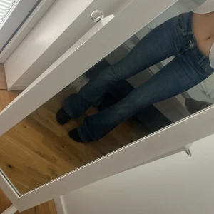 Blå bootcut jeans med broderade fickor - Superfina blå jeans i bootcut-modell med snygga broderade detaljer på bakfickorna. Låg midja som sitter riktigt bra och ger en perfekt passform. Endast provade – i nyskick!💗