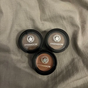 3-pack ögonskuggor från Depend - Tre runda ögonskuggor från Depend i snygga nyanser: en skimrande brun, en skimrande guldbrun och en matt beige. Kommer i svarta plastdosor med transparent lock. Perfekta för att skapa både naturliga och mer markerade ögonlooks.