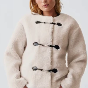 Beige teddyjacka från Gina Tricot - Supermjuk och fluffig teddyjacka i beige från Gina Tricot. Jackan är i storlek M men passar mig bra som vanligtvis har S! Bra skick, nypris 799kr❤️