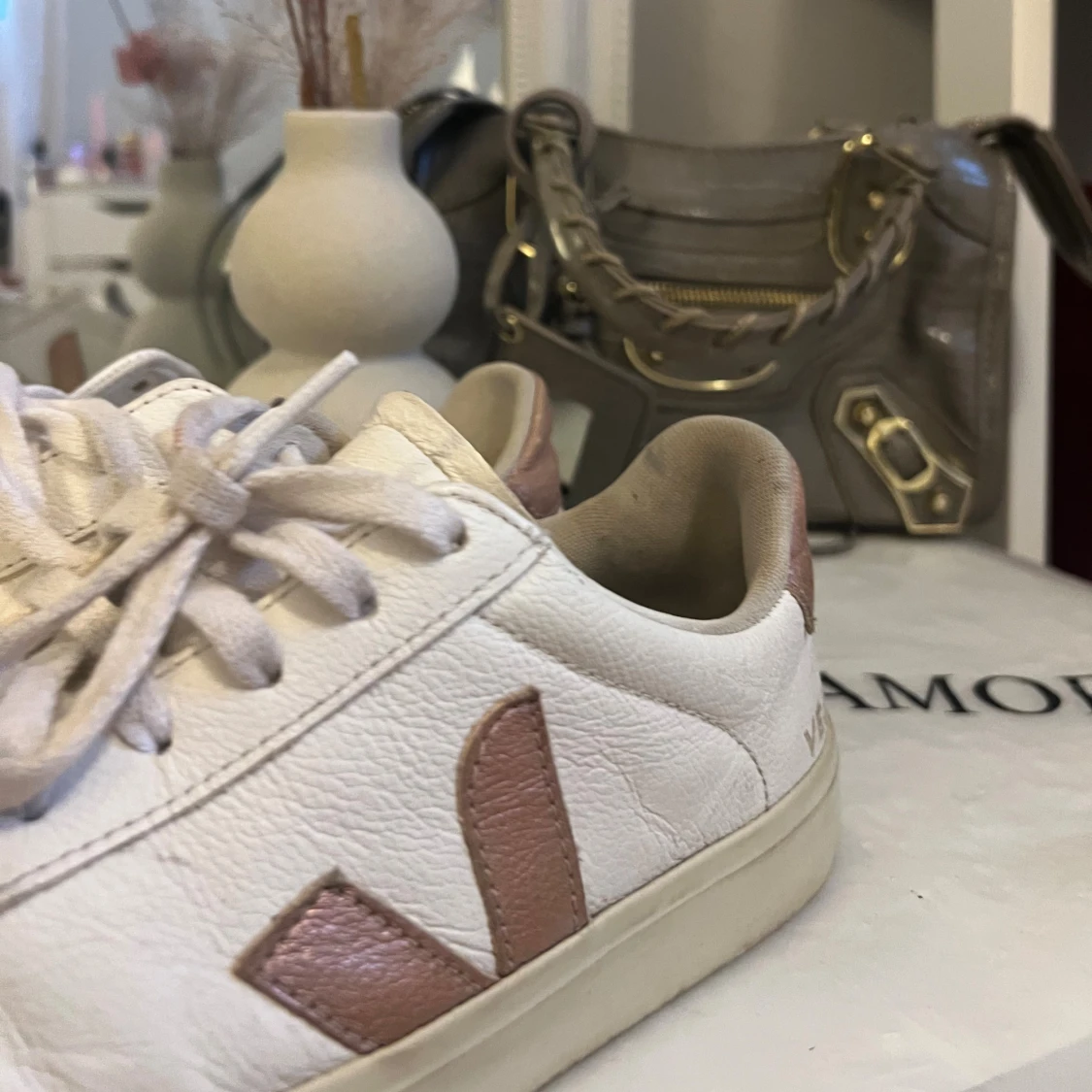 Vita Veja sneakers med rosa detaljer - 2