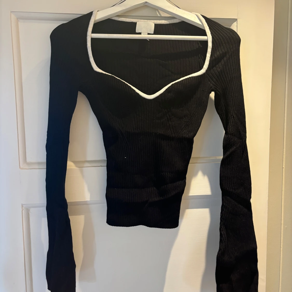 Svart ribbad topp med vit kant H&M