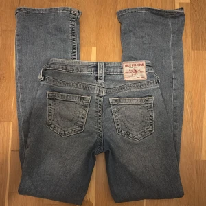 True Religion Becca Bootcut Jeans - Snygga blå bootcut jeans från True Religion, modell Becca Bootcut. Säljer för att dom är för stora. Har använt dom typ två gånger.💞