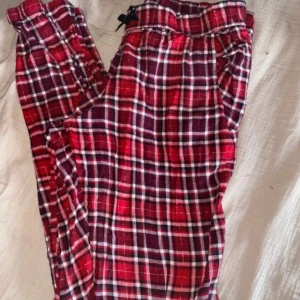 Hunkemöller Pyjamasbyxor  - Säljer ett par mysiga röd-rutiga byxor från Hunkemöller i storlek S. Byxorna har snörning i midjan och är tillverkade i mjukt bomullstyg. Redan köpta från Plick men säljer vidare då de tyvär aldrig används. 