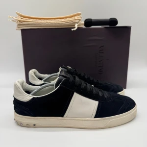 VALENTINO FLYCREWS  - Valentino flycrews - Skick: 9/10, alla nitar är kvar - Tillbehör: Dustbag - Storlek 42 sitter som 43 - Nypris ca 8000 - Går ej att få tag på nya - deluxecloset