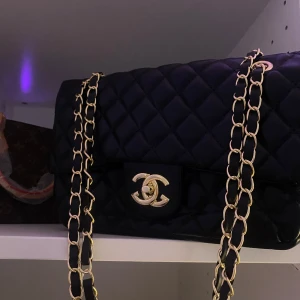 stort svart quiltad axelväska i skinn - superfint helt ny aldrig använd då jag nyss gick hem den 🖤topp skick! 