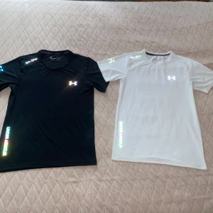 Under Armour T-shirts 2- Pack - En 2 Pack med  svart och vit T-shirt från Under Armour helt nya skick: 10/10 storlek: M