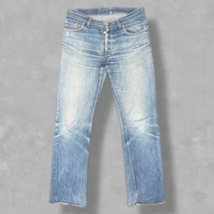 1998 Helmut Lang Raw Selvedge Denim - Säljer nu dessa sjuka vintage jeans från Helmut Langs ikoniska kollektion 1998! Jeansen är i ett bra skick, med sjukt snygg tvätt. | Storlek 29. | Nypris: 2 700. | Skriv vid funderingar!
