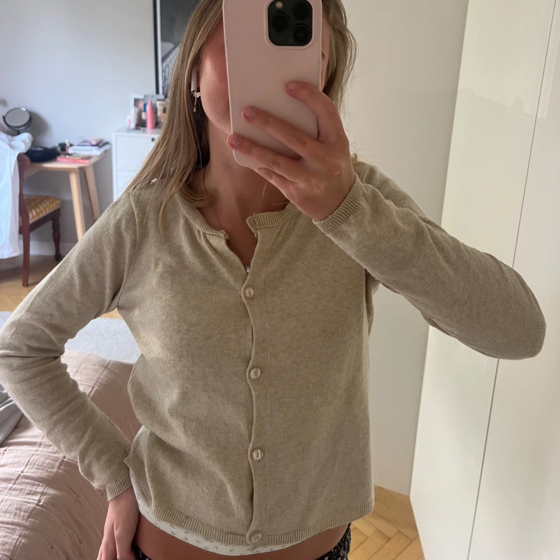 Beige kofta med knappar - 1