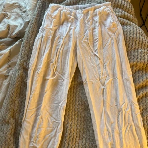 Vita linnebyxor från Gina Tricot XS - Säljer ett par vita linnebyxor från Gina Tricot i storlek XS. Byxorna har resår i midjan och dragsko för skön passform. Lätta och luftiga med raka ben, perfekta för varma dagar. Stilrena och enkla att matcha med olika toppar.