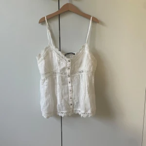 Gullig topp - Superfin topp från zara!! Vit med fina små detaljer och justerbara band! Kan användas både till vardags och fest!! Typ aldrig använd🧚‍♀️ Använd gärna köp nu💕Pris går att diskutera❣️