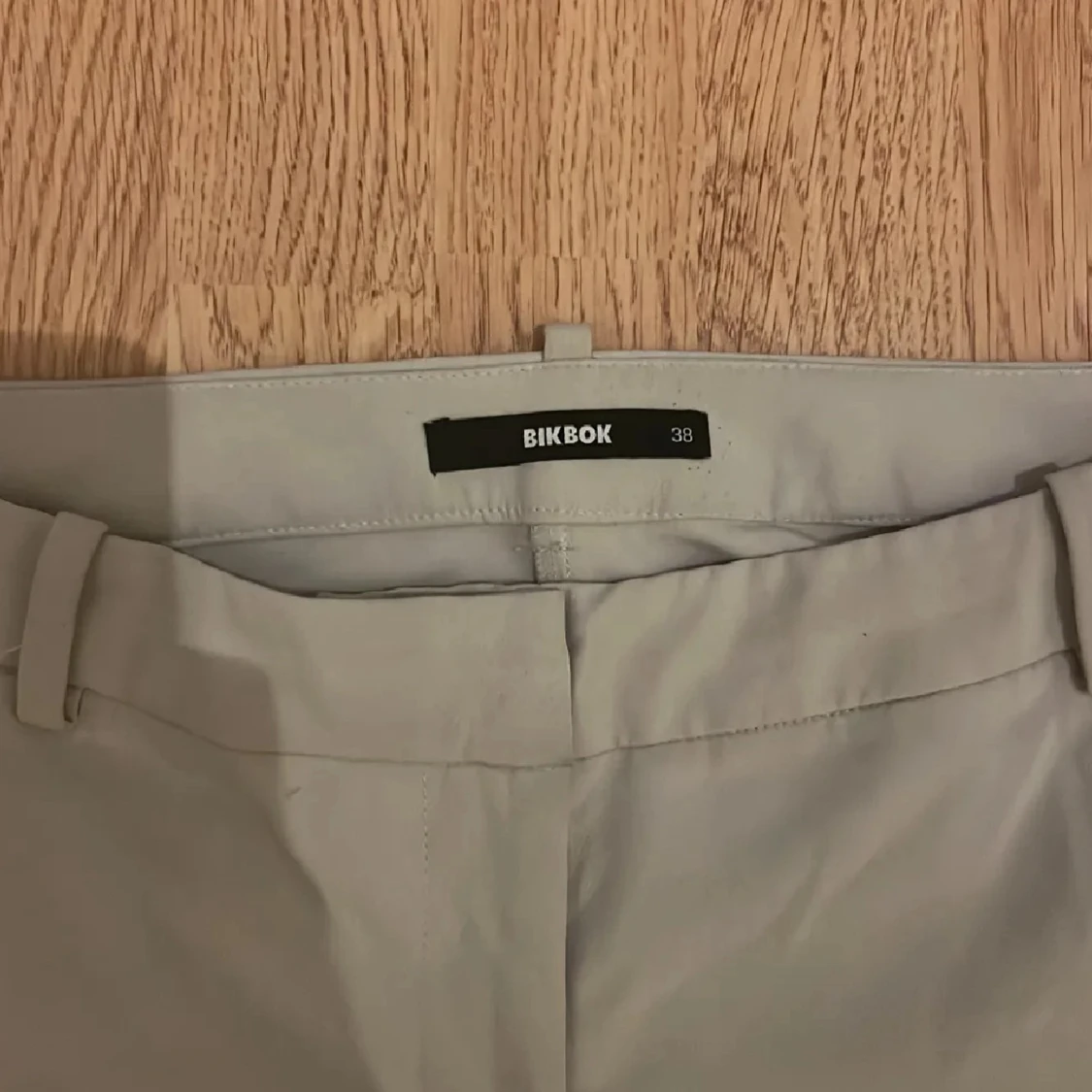 Beiga kostymbyxor från Bik Bok - 1