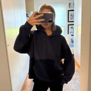 Basic hoodie - (Inte min bild) men säljer en jättefin marinblå hoodie från Gina tricot