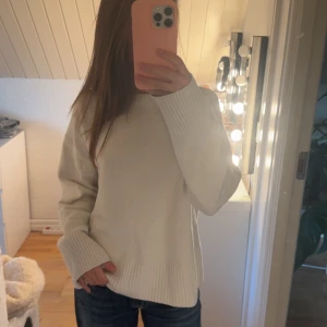 Vit stickad tröja från & Other Stories - Vit stickad tröja från & Other Stories. 