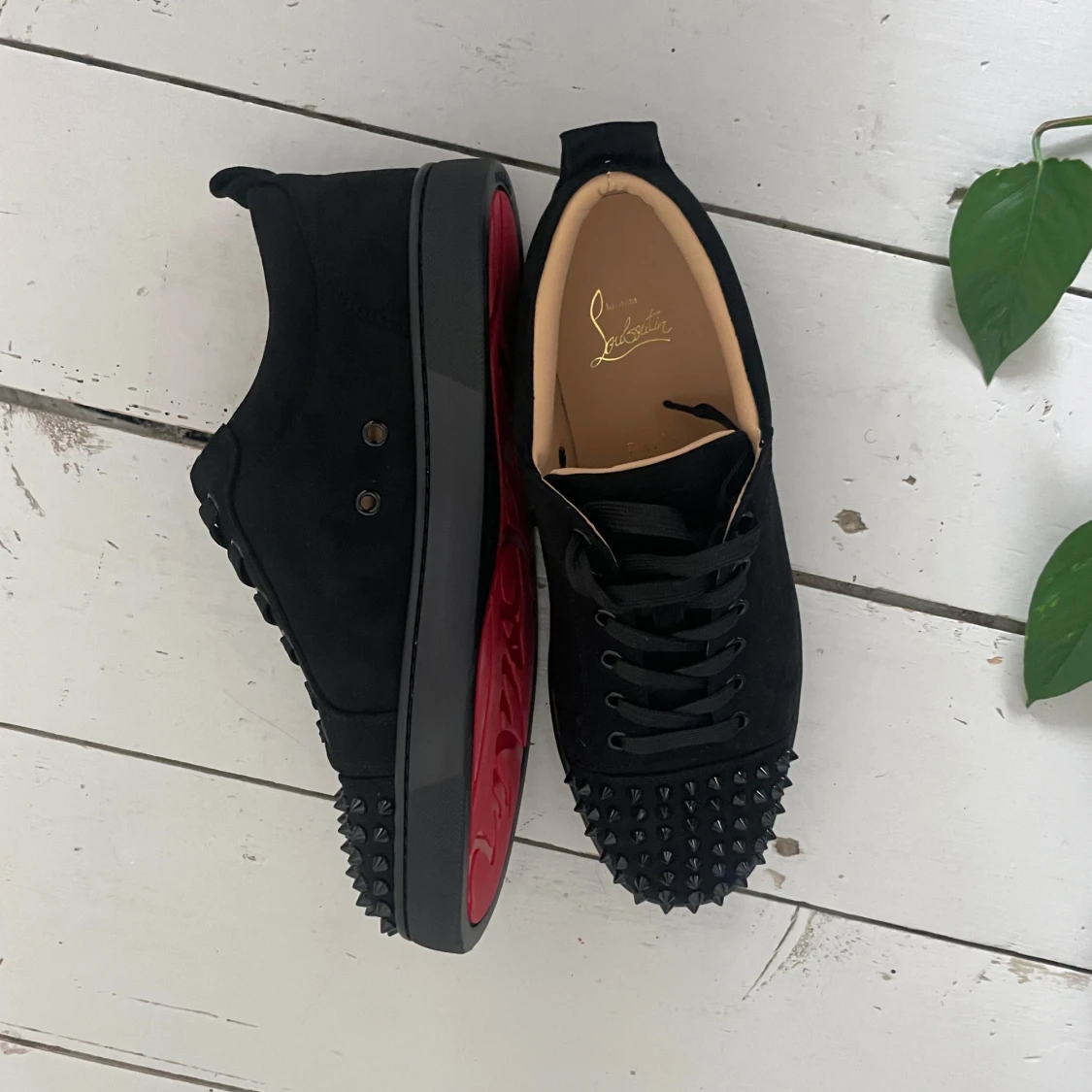 Christian Louboutin svarta sneakers med nitar
