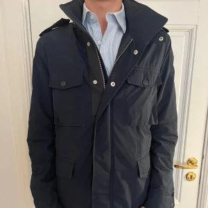 Field jacka  - Säljer denna tvär snygga jacka från tiger of sweden. Nypris 5400kr säljer för endast 1299. Storlek M hör av er vid eventuella frågor!