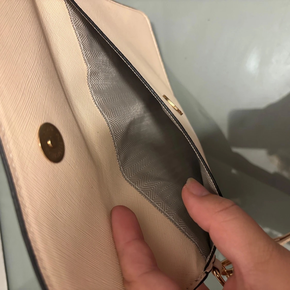 Beige kuvertväska med gulddetalj - 1