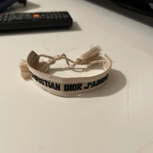 Beige Dior armband - Ett riktigt fett beige Dior armband! Skriv vid frågor 🤝