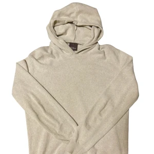 Beige kashmir hoodie från Oscar Jacobson - Beige sticksd kashmir hoodie från Oscar Jacobsson, org pris 1600. Lite knopprig och kanske lite tunn på armbågarna men annars i perfekt skick. Har blivit lite mindre i tvätten så skulle säga att den passar mer som M än L.