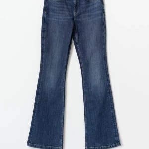 Blå bootcut jeans med utsvängda ben - ett par mörkblåa bootcut jeans från gina tricot. supersnyggpassform och jättefin färg. storlek 36. knappt använda 