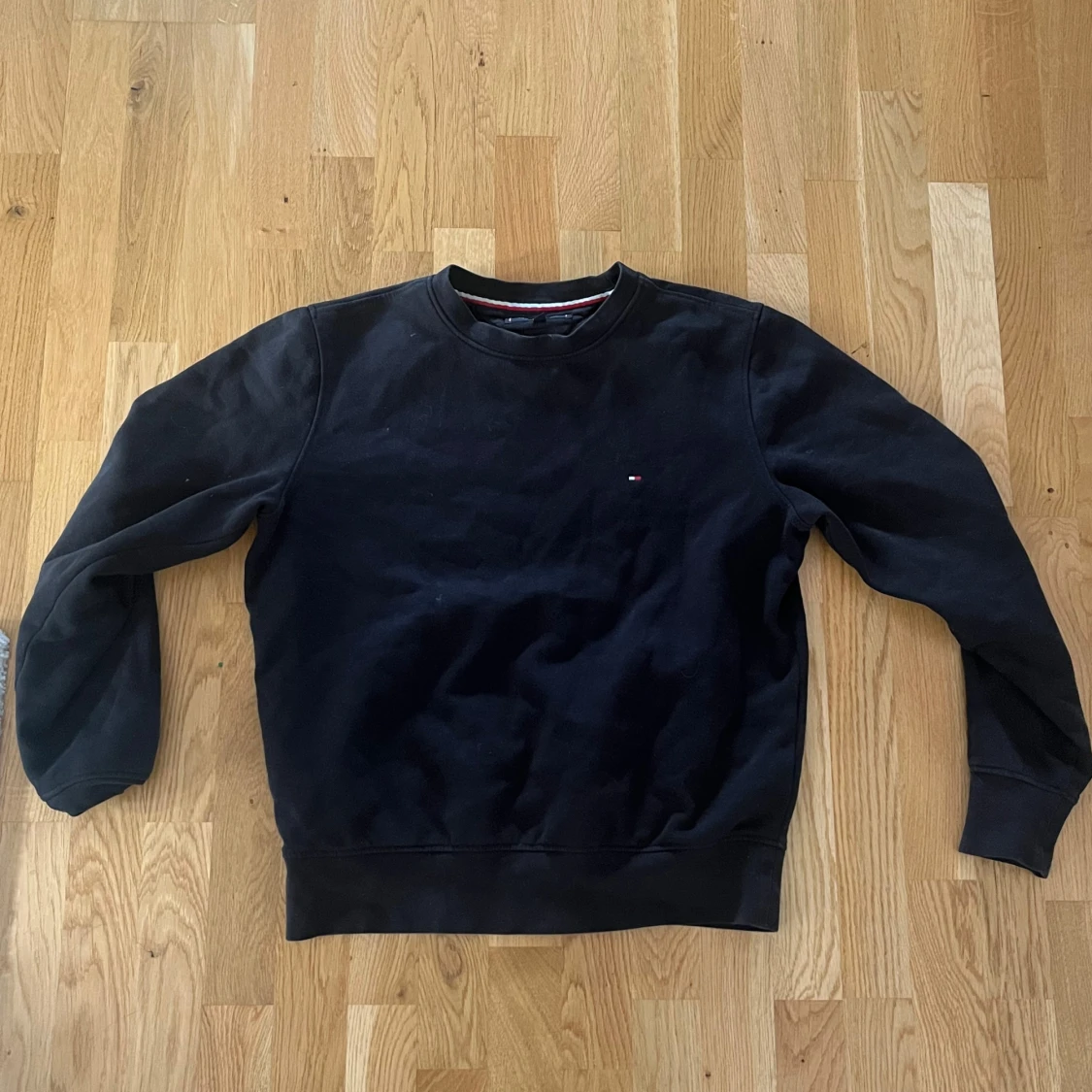 Svart sweatshirt från Tommy Hilfiger - 1