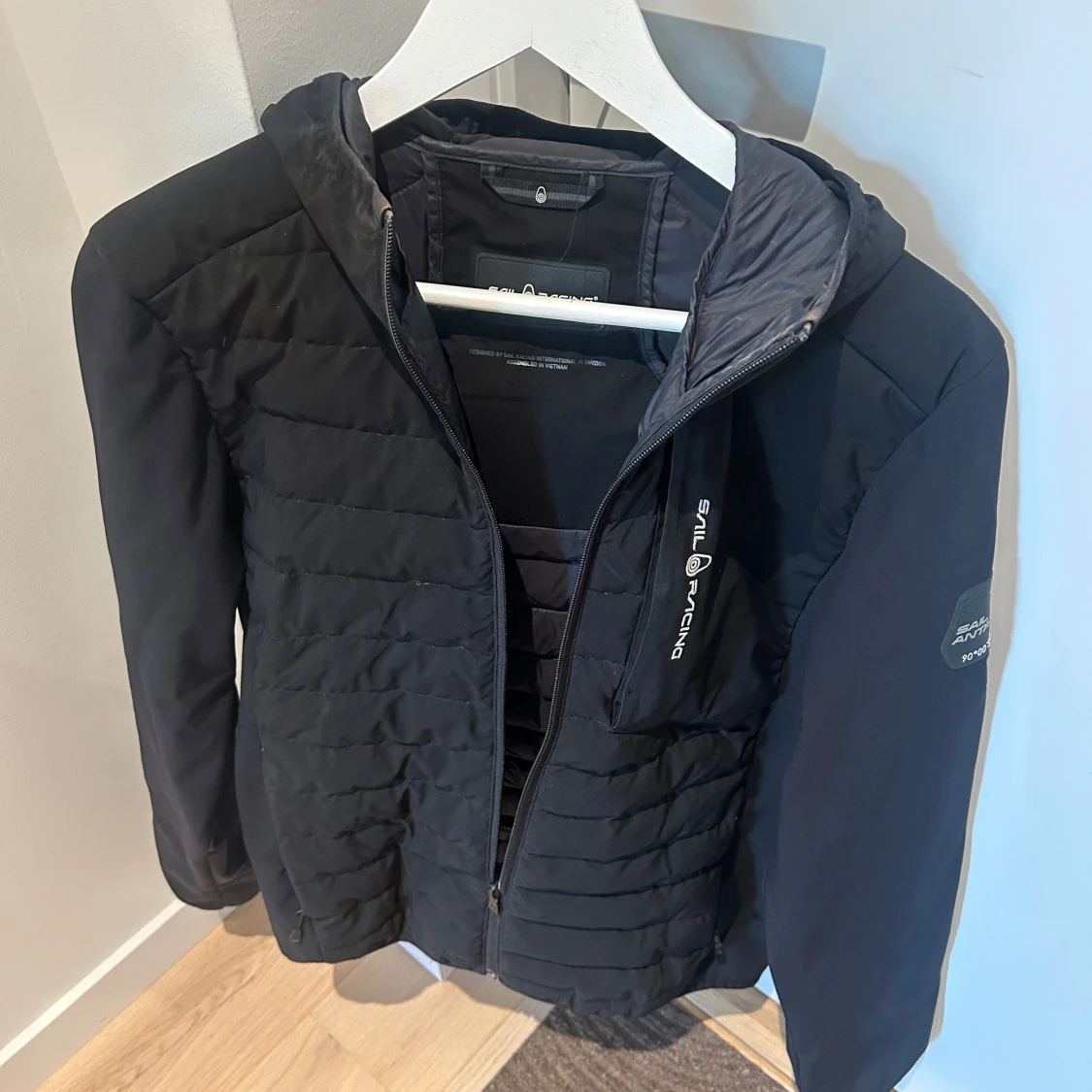 Svart pufferjacka från Sail Racing - 2