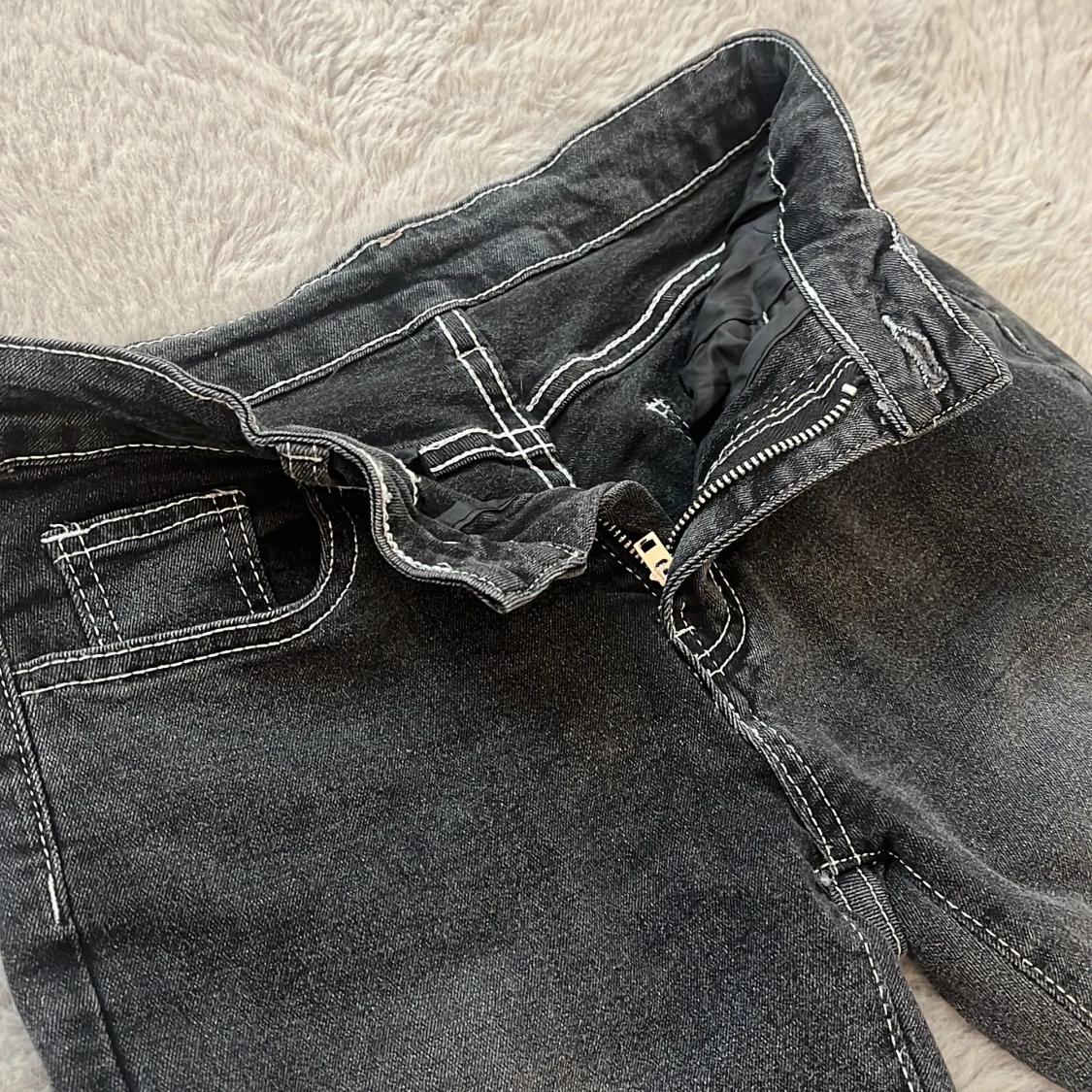 Svarta bootcut jeans med kontrastsömmar - 1