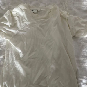 Vit finstickad tröja från Kappahl - En enkel och stilren vit finstickad tröja från Kappahl i storlek S. Tröjan har rund halsringning och ribbade muddar vid ärmsluten. Perfekt för lager-på-lager och passar till allt i garderoben.