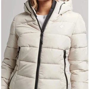 Dunjacka Superdry - Hooded spirit sports puffer vinterjacka från superdry mycket varm endast använd några gånger i vintras myckrt fint skick nypris 1200kr.