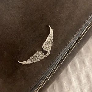  Zadig & Voltaire väska - Väska brun grå mocka från Zadig Voltaire varsamt använd tappat lite färg på kedjan och dragkedjan därav priset köpt för 4000kr