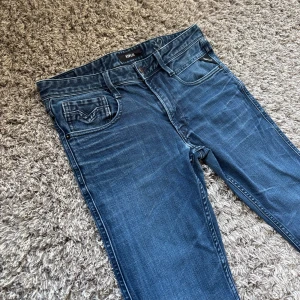Replay anbass jeans - Säljer dessa feta Replay anbass jeansen!⭐️Skick : Fint men är smått slitet runt skrevet!👍Storlek = W32/L30!🤝Hör gärna av er om ni har funderingar!🙌