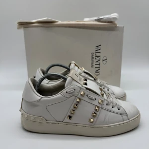 VALENTINO ROCKSTUD SNEAKERS - Valentino rockstud sneakers - Skick: 8,5/10 - Storlek 36 - Tillbehör: Box & Kort - Nypris 7700kr - Hör av dig vid minsta fundering / Deluxecloset