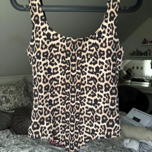 Leopard body - En leopard stringbody med knäppning. Har klippt bort lappen men är storlek S från New yorker, fint skick🫰🎉