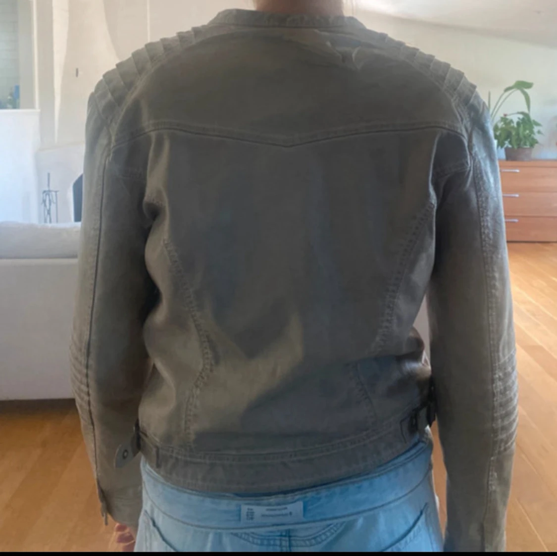 Beige skinnjacka med dragkedjor - 2