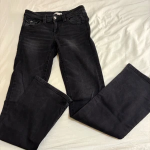 Bootcut low waist jeans  - Svarta jeans köpta på Gina tricot för 359kr och säljs inte längre. De är i strl 164 och har använts 1 gång. Skriv privat för fler bilder eller prisförslag