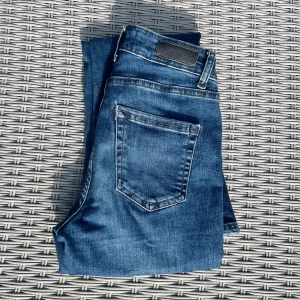 Blå bootcut jeans från ONLY - Säljer just nu super snyggaaa blå jeans från ONLY med klassisk femficksdesign och bootcut-ben. Jeansen har låg midja!! 