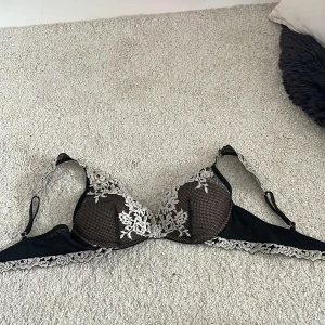 Intimissmi bh  - Säljer denna sjukt snygga intimissmi behån då den inte kommer till användning. Den är i storlek 70B och är en triangel ringning. 