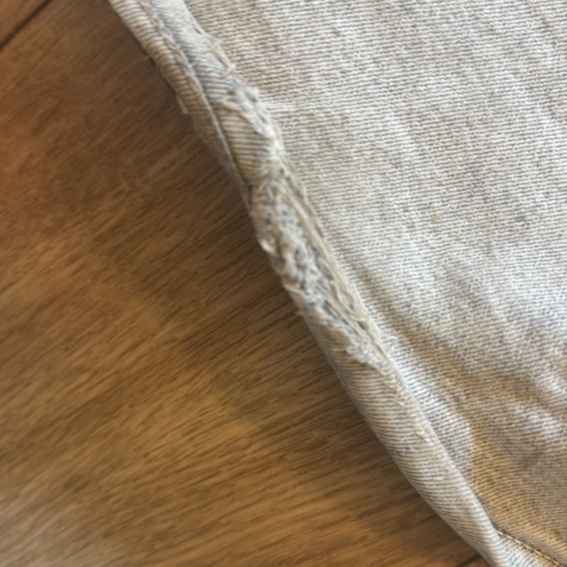 Grå bootcut jeans med slitna detaljer - 2