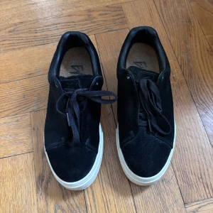 Eytys svarta mockasneakers - Fåtalet gånger använda Eytys sneakers i mocka! Org pris: 2 200kr