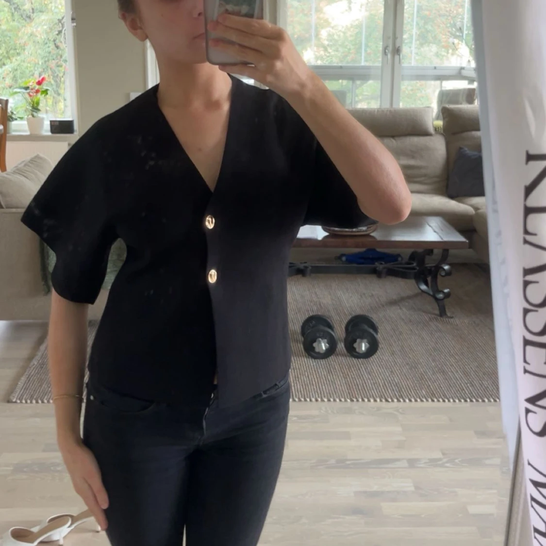 Svart blus med guldknappar - 1