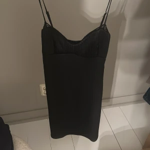 Slutsåld zara klänning - Stilren svart kort klänning med tunna justerbara axelband och lätt ribbad överdel. Den är i satin och är från zara, köptes förra hösten och inte används då den är för liten på mig. 🤎orginalpris 600