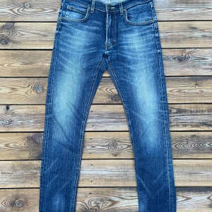 Lee Jeans - Säljer ett par feta Lee jeans, sitter slim och är i storlek 30/32. Dem har en skön färg och går att använda till allt. Bara skriva vid funderingar!