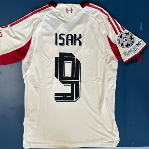 Isak Liverpool Fotbollströja  - Helt ny Alexander Isak Liverpool Fotbollströja. Finns i storlek S och M. Player version.