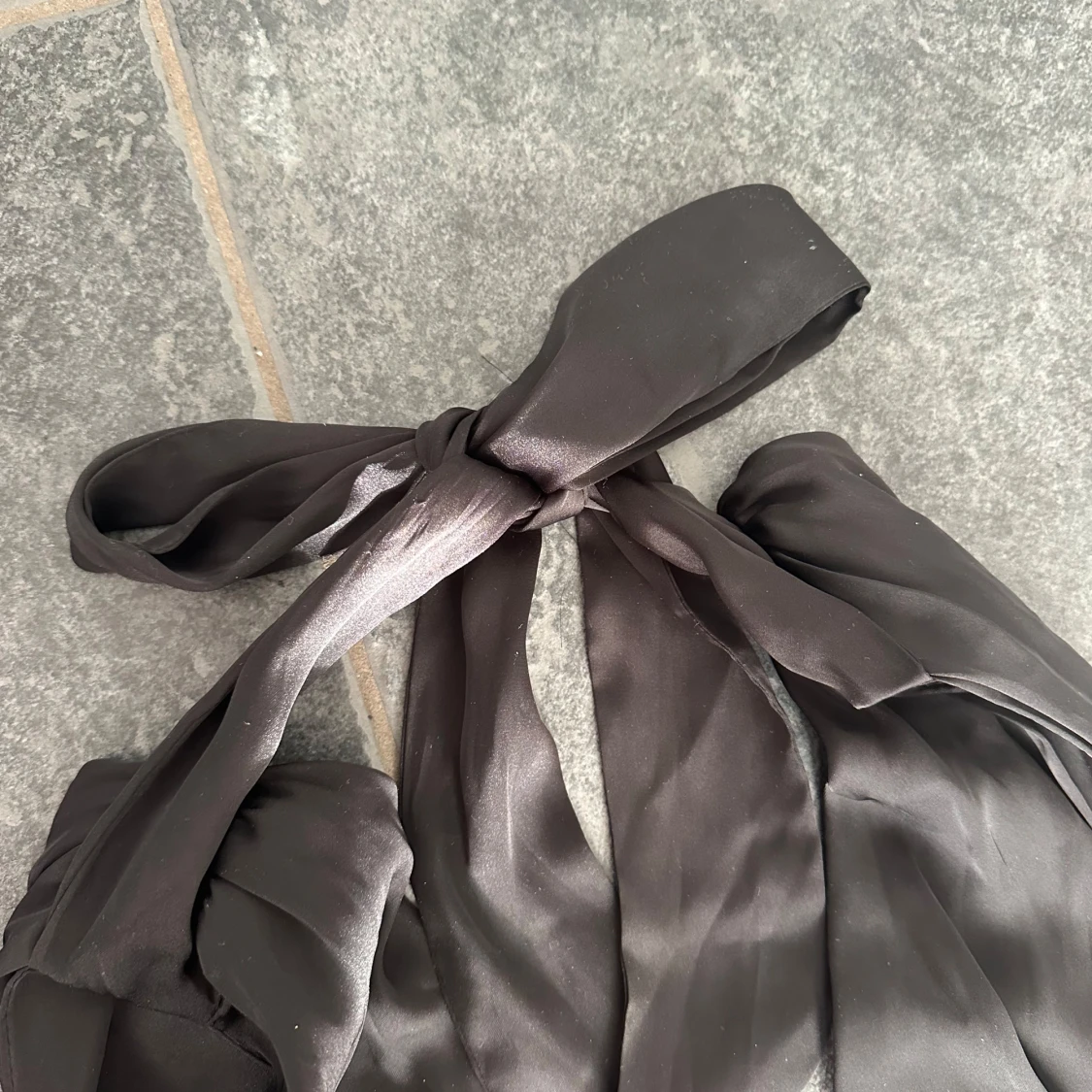 Svart omlottklänning med knyt - 1