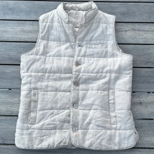 John Henric väst - Riktigt fet john henric väst! Riktigt bra skick, inga defekter. Storlek S. Kontakta mig för fler frågor eller funderingar!