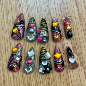 Y2K / Mcbling lösnaglar - Lösnaglar gjorda av mig!! Storlek M skulle jag säga 