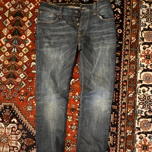 Nudie Jeans Grim Tim - Säljer nu dessa extremt feta nudie jeans i modellen Grim Tim, riktigt skön tvätt, 9/10 skick. Skriv för funderingar 