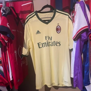 AC Milan tredjetröja 2014/15 🔴⚫️Adidas Fotbollströja Äkta Äkta - AC Milan tredjetröja från säsongen 2014/15, tröjan är i oanvändt skick och i storlek XL,                    Äkta