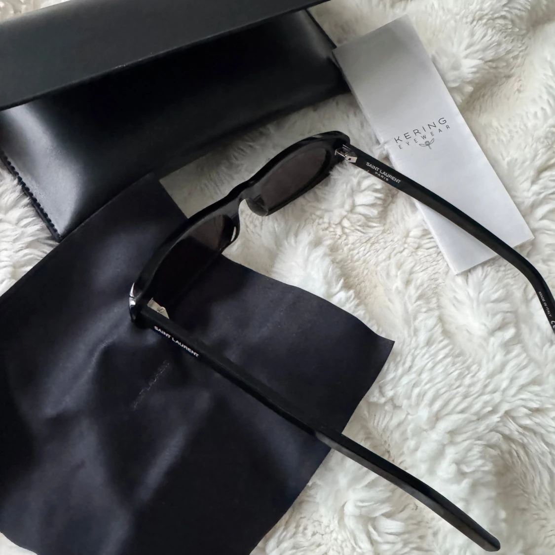 Svarta solglasögon Saint Laurent