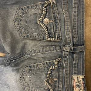 True Religion ljusblå bootcut jeans - Byter True religion jeans  för andra trues🤍🤍 knappt använda, ksk 3 gånger. Byxorna är lowrise och bootcut. Tar också bud